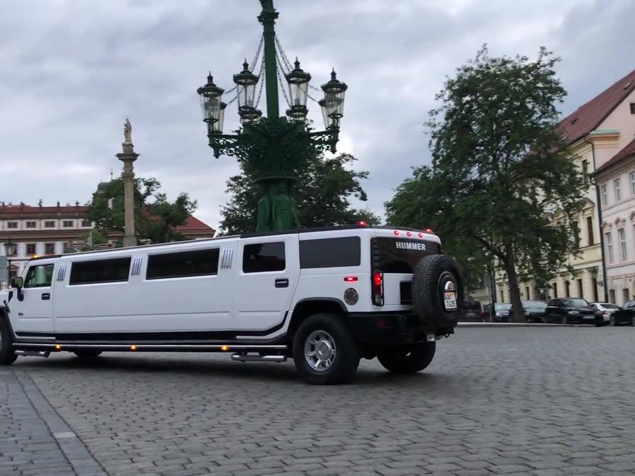 Hummer H200 na Hradčanském náměstí v Praze
