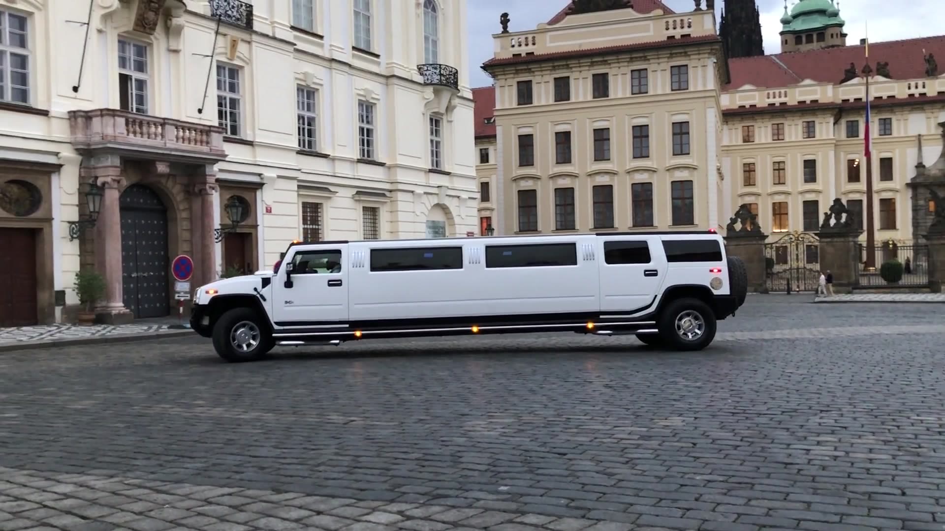 Stretch limuzína Hummer H200 před Pražským hradem