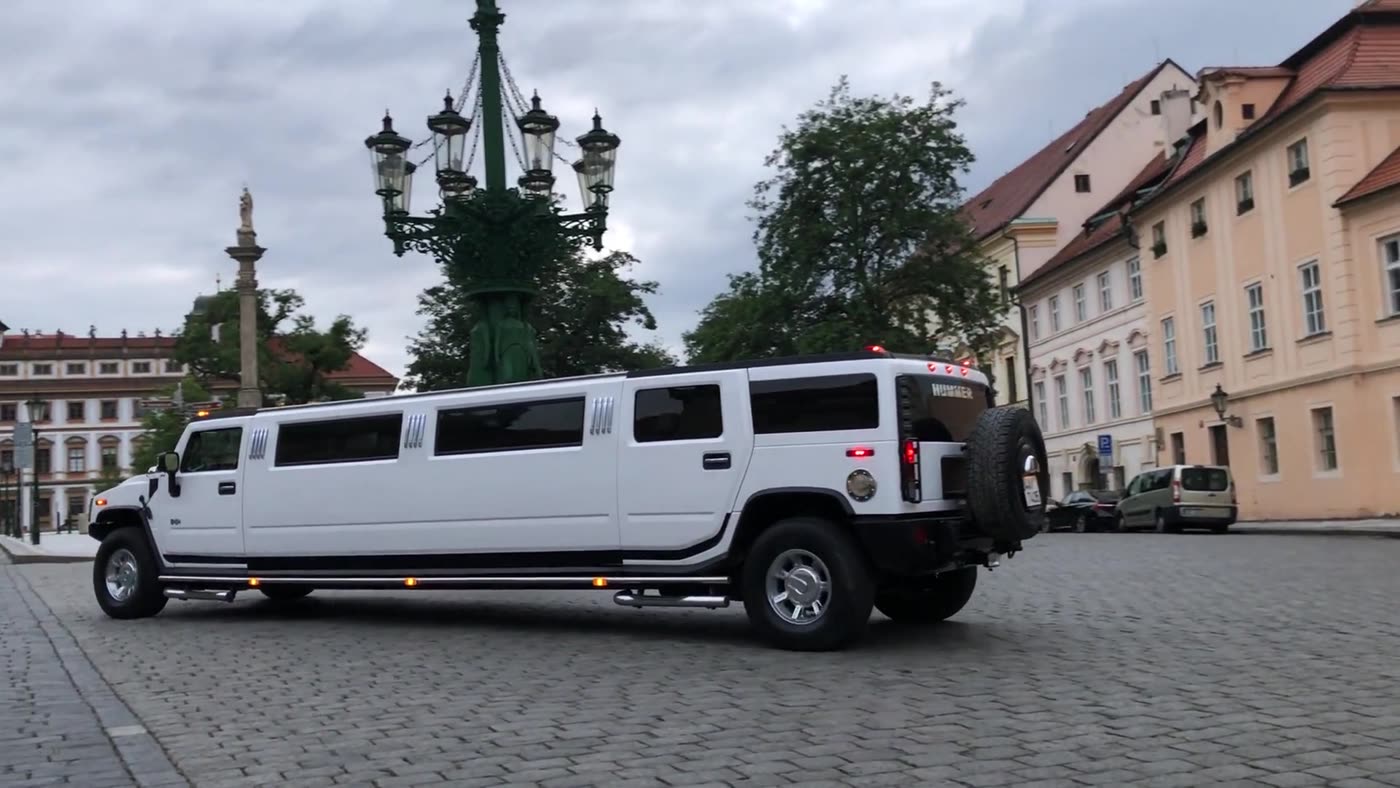 Hummer H200 před Pražským hradem